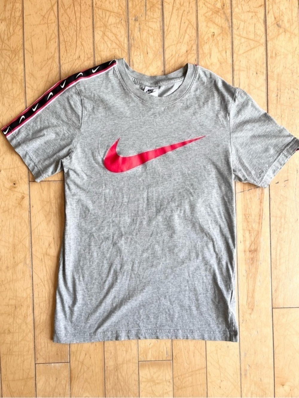 Nike 100% Cotton Grey Swoosh Logo T-Shirt with Branded Sleeve Tape Size Small